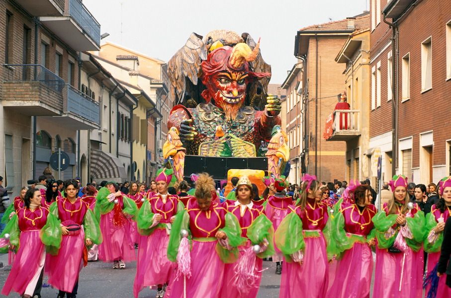 Carri di Carnevale con maschere e ritmi di samba
