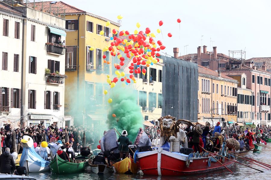 Il Carnevale di Venezia si festeggia anche sull'acqua