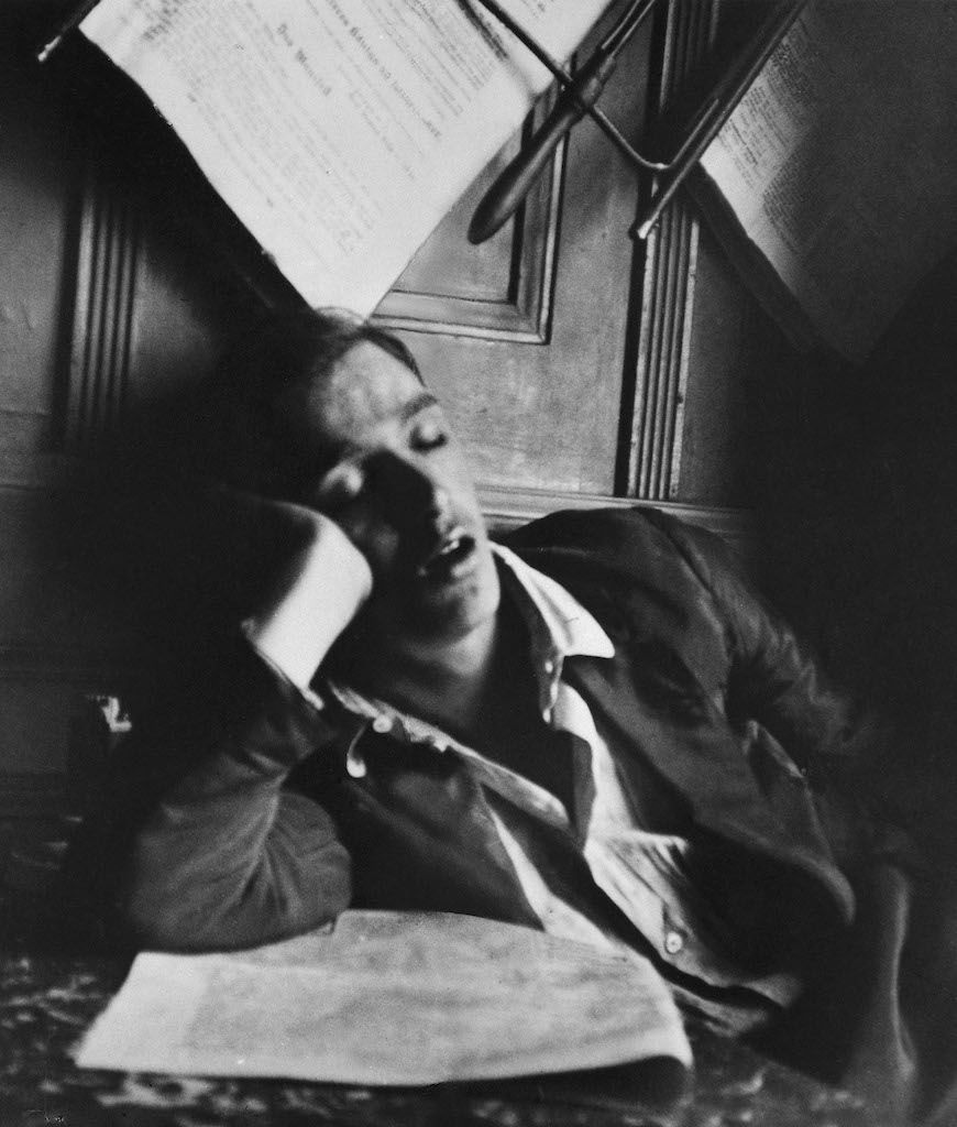 Jeune homme endormi, Budapest, 1912, Ministère de la Culture et de la Communication / Médiathèque de l'architecture et du patrimoine / Dist Rmn © Donation André Kertész
