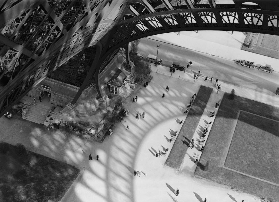 L'ombre de la tour Eiffel, Paris, 1929, Ministère de la Culture et de la Communication / Médiathèque de l'architecture et du patrimoine / Dist Rmn © Donation André Kertész