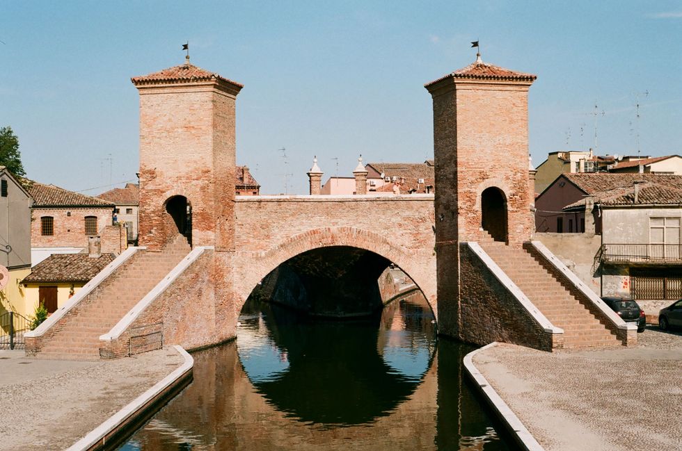 Waterway, Building, Water, Arch, Architecture, Fortification, Bridge, Moat, Canal, Historic site, 