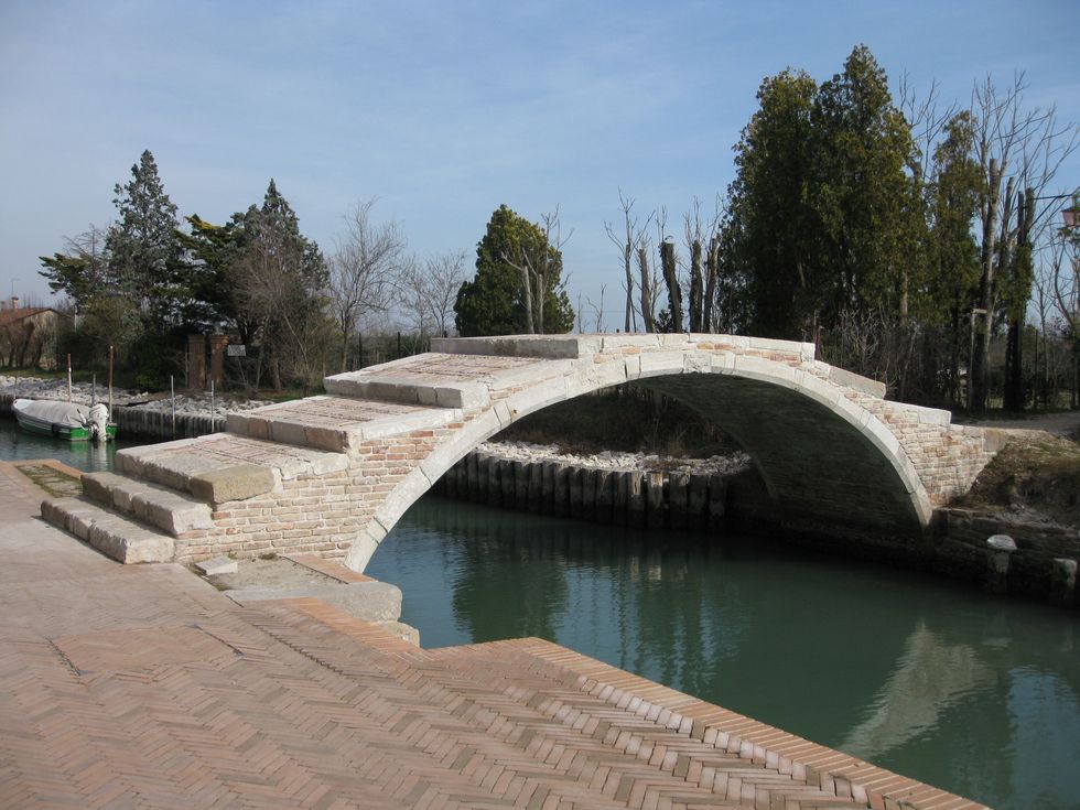 Water, Arch bridge, Humpback bridge, Waterway, Bridge, Canal, Architecture, River, Tree, Reflecting pool, 