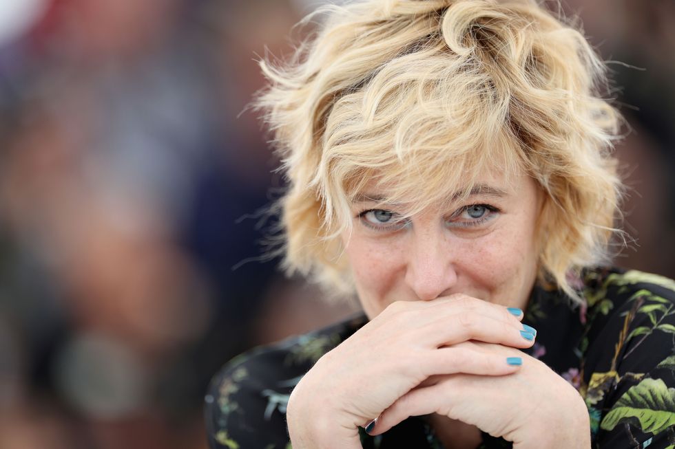 Hair, Blond, Hairstyle, Surfer hair, Hand, Photography, 