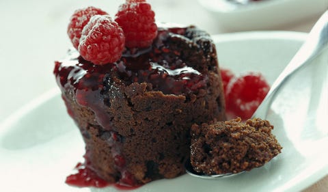 Il dolce ai lamponi, cioccolato e limone è il dessert dolcissimo e afrodisiaco da preparare a San Valentino