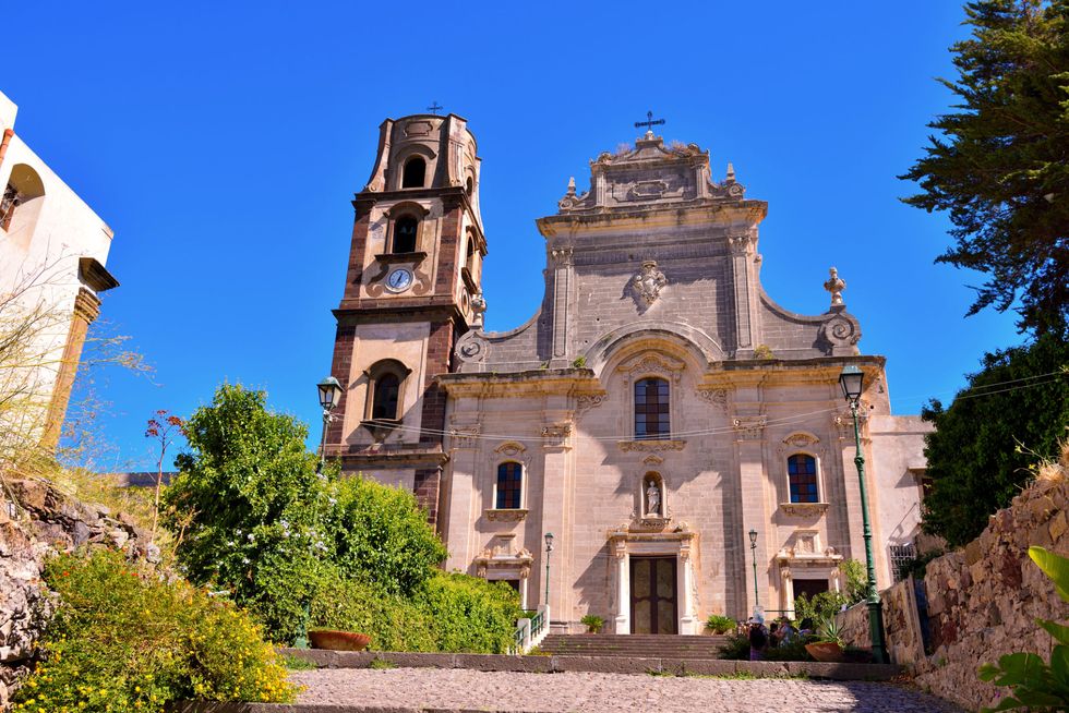 Building, Landmark, Architecture, Property, Church, Sky, Estate, Château, Mansion, Historic site, 