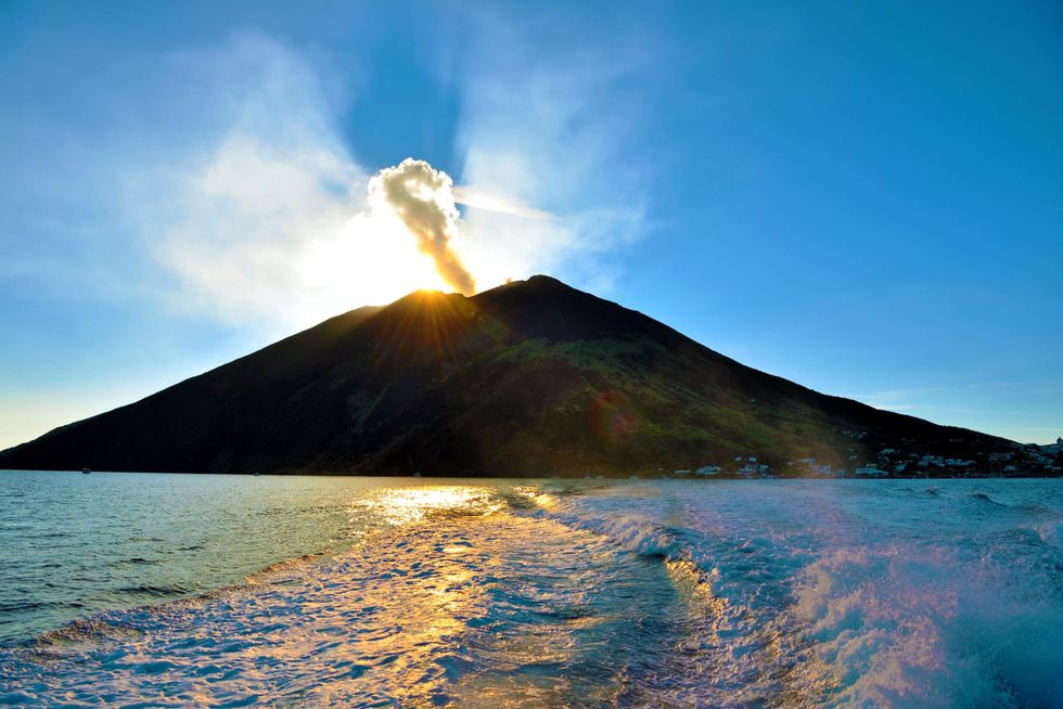 Sky, Stratovolcano, Sea, Volcanic landform, Lava dome, Shield volcano, Mountain, Volcano, Wave, Ocean, 