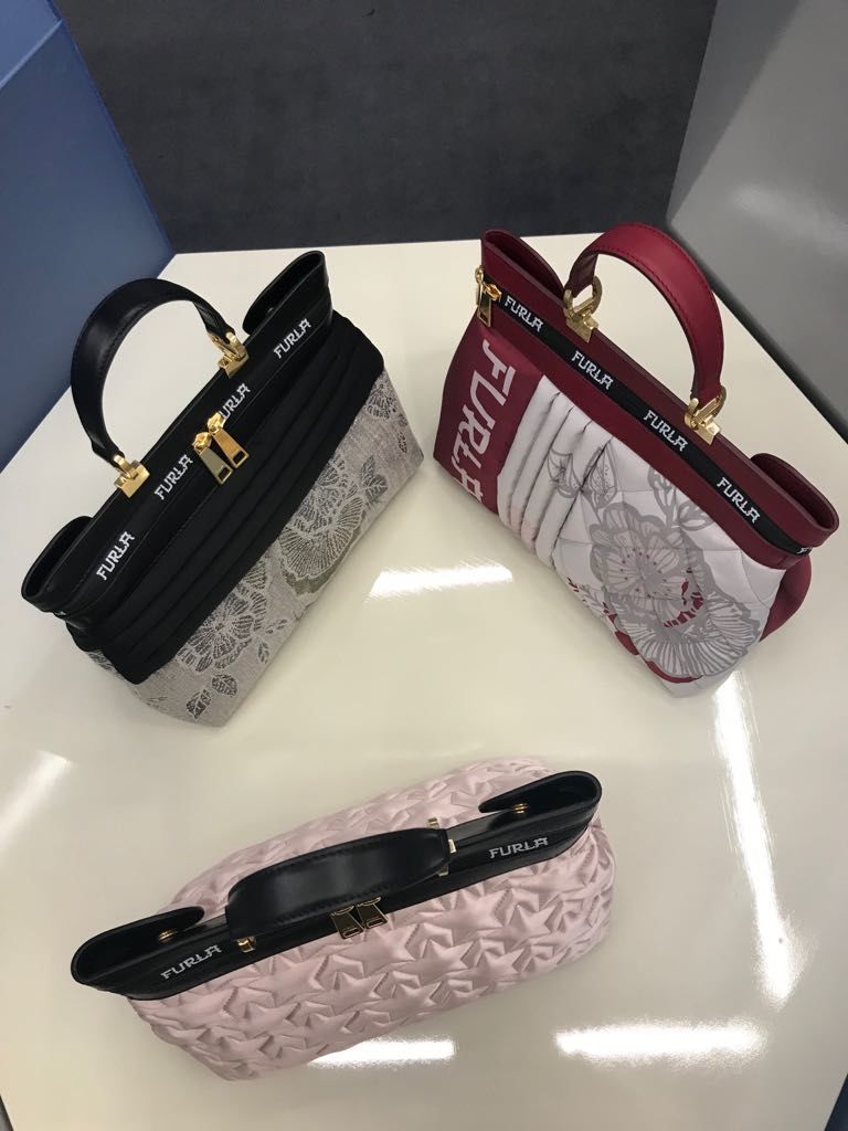 Bag, Handbag, Pink, Fashion accessory, Footwear, Material property, Beige, Hand luggage, Luggage and bags, Gloss, 