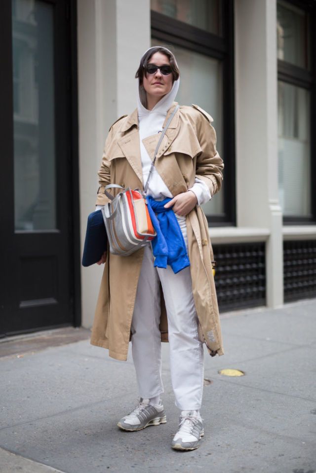 Street fashion, Clothing, Fashion, Snapshot, Trench coat, Outerwear, Coat, Beige, Street, Jeans, 