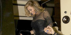 1328693355-beyonce-sparkles-on-second-night-out