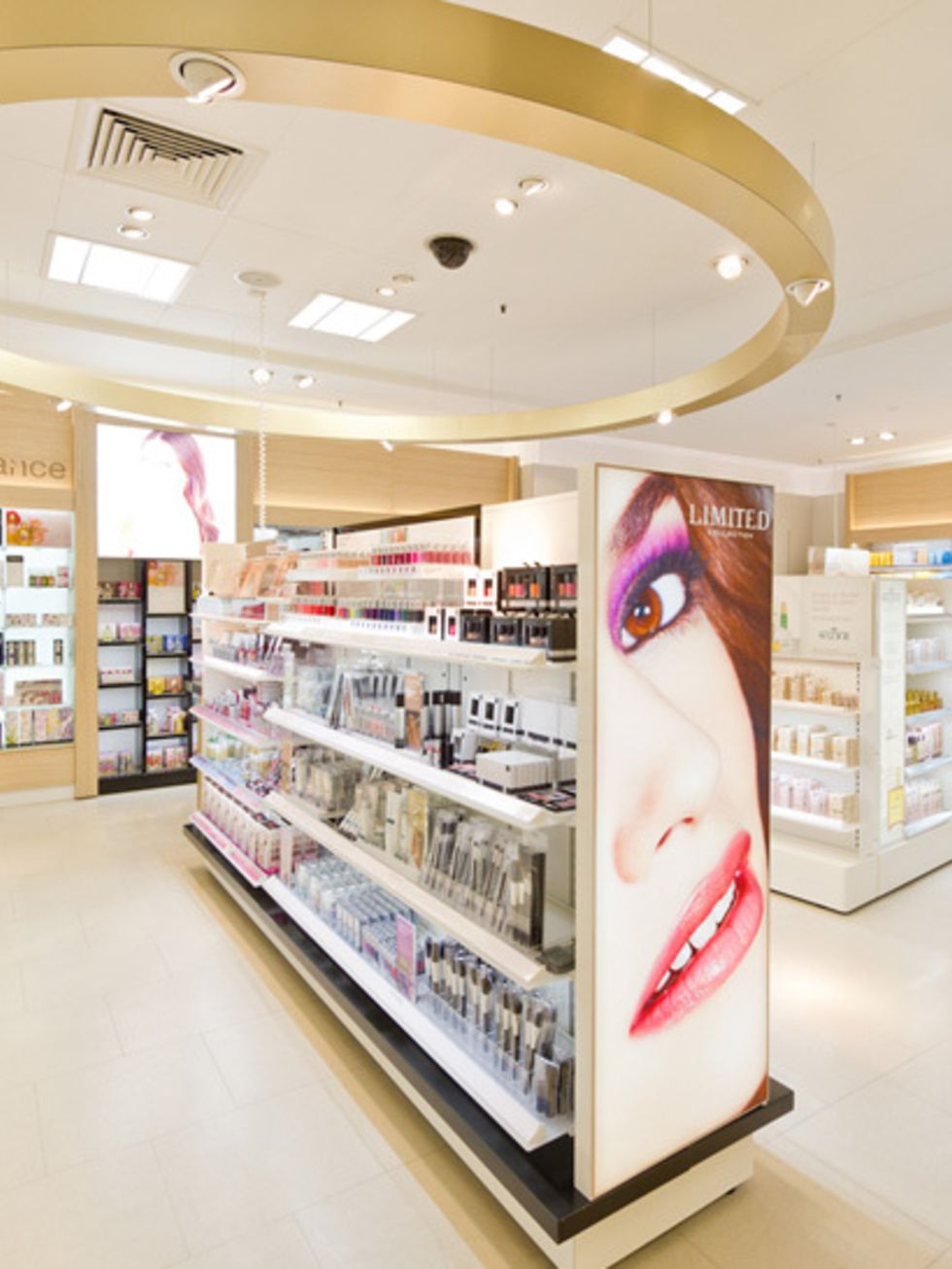 <p><strong>USP: </strong>Marks and Spencer have handpicked an amazing range of brands to bring you niche beauty names from Europe and the USA. Their trained Beauty Advisors will help you find exactly what youre looking for without pushing you towards one