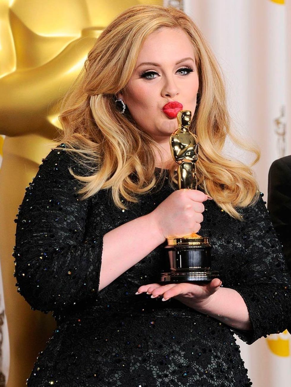 <p><a href="http://www.elleuk.com/star-style/news/adele-ft.-prince-rumours-of-the-potential-pop-collaboration">Adele</a> likes to smother her <a href="http://www.elleuk.com/star-style/red-carpet/elle-fashion-director-picks-top-10-oscar-dresses-2013">Oscar