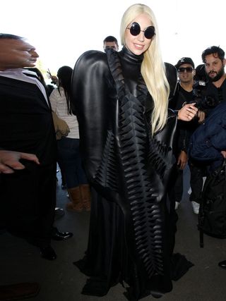 pLady Gaga arriva all'aeroporto internazionale LAX, novembre 2013./p