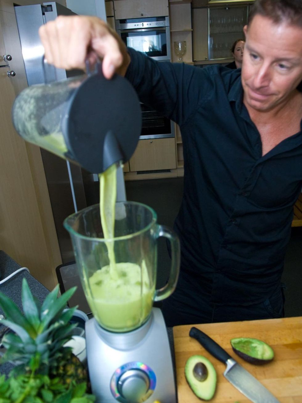 <p>Pour the juice into a blender along with the avocado flesh and ice.</p>