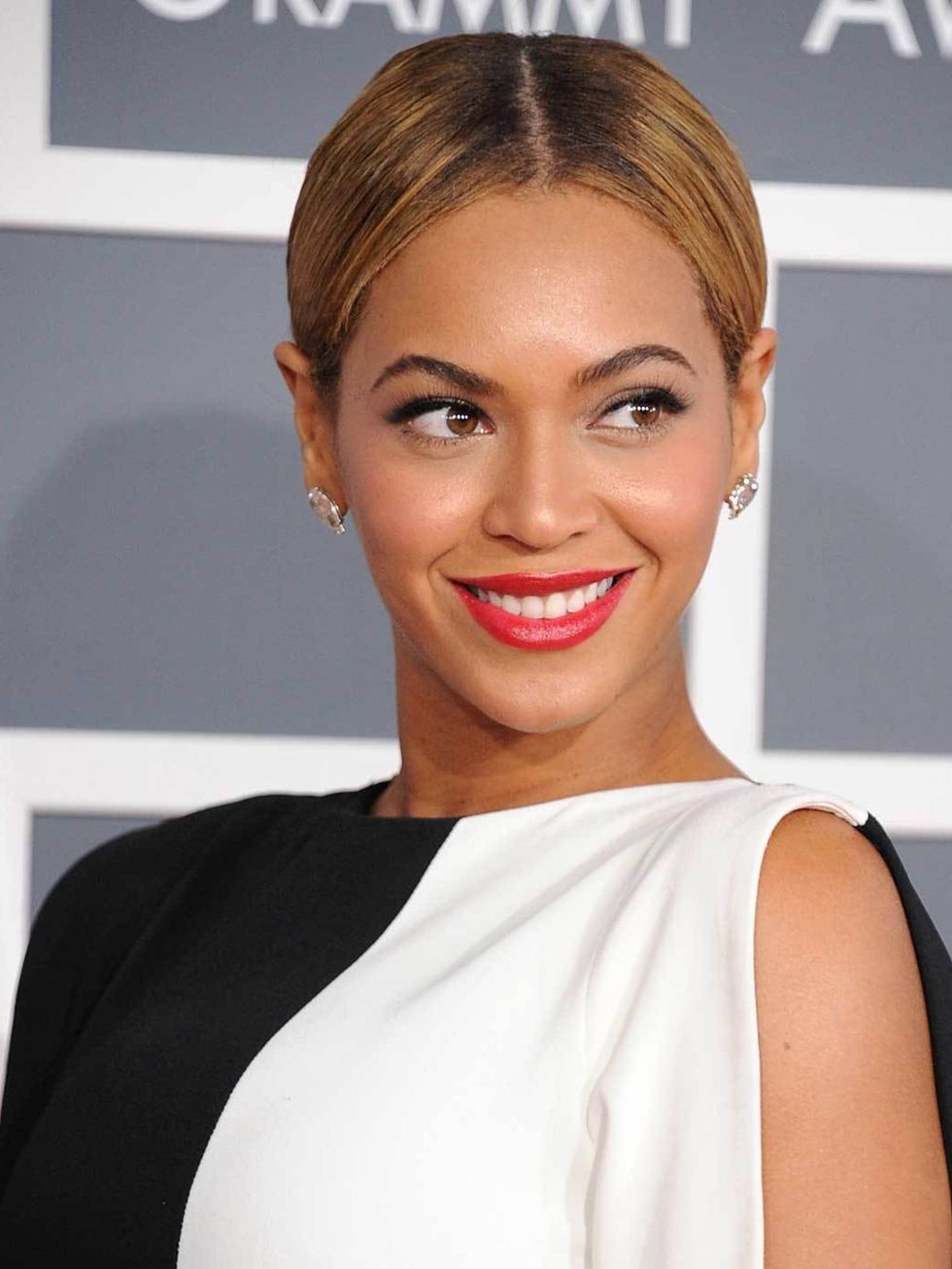 <p><a href="http://www.elleuk.com/star-style/news/beyonce-destinys-child-super-bowl-2013">Beyonce's</a> block monochrome outfit was perfectly befitting the velvet red lips + super sleek hair choice. A refreshing change from the tumbling curls and smoky ey