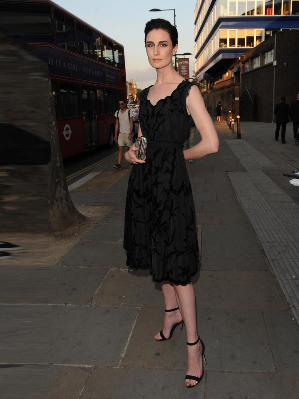 <p>An LBD-clad <a href="http://www.elleuk.com/star-style/news/elle-meets-erin-o-connor">Erin O'Connor</a> arrives at the Roundhouse for the Novak Djokovic Foundation Gala Dinner.</p>