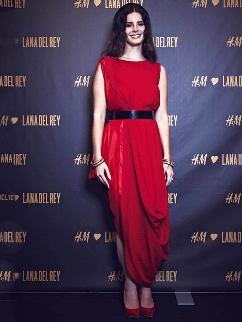 <p>Lana Del Rey wears a red Maison Martin Margiela with H&Thousand apparel for an exclusive performance in Berlin.</p><p><a href="http://www.elleuk.com/fashion/in-store-now/the-martin-margiela-for-h-m-collection">See the full Maison Martin Margiela with H&M collec