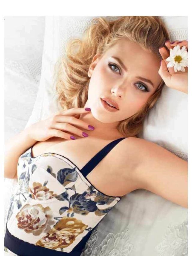 <p><a href="http://www.elleuk.com/starstyle/style-files/(section)/Scarlett-Johansson">Scarlett</a>, who normally appears sultry and retro-styled for its make-up adverts, is looking suitably pretty for the make-up brand's Italian Summertime collection. </p