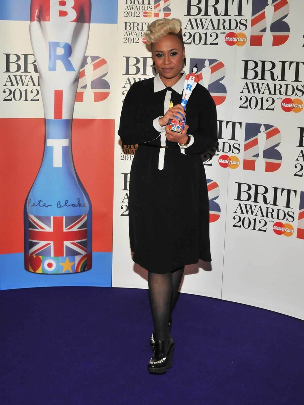 <p><a href="http://www.elleuk.com/star-style/red-carpet/elle-style-awards-2012">ELLE Style Awards</a> performer <a href="http://www.elleuk.com/beauty/beauty-notes-daily/emeli-sande-s-elle-style-awards-beauty-secrets">Emeli Sande</a> poses with her Critics