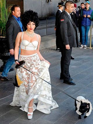 Lady Gaga et son chien Asia en balade en Suède.