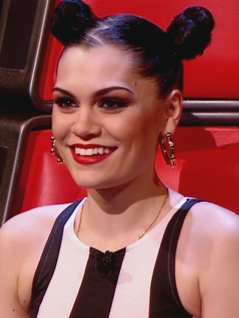 <p>Jessie J with a zig-zag parting</p>