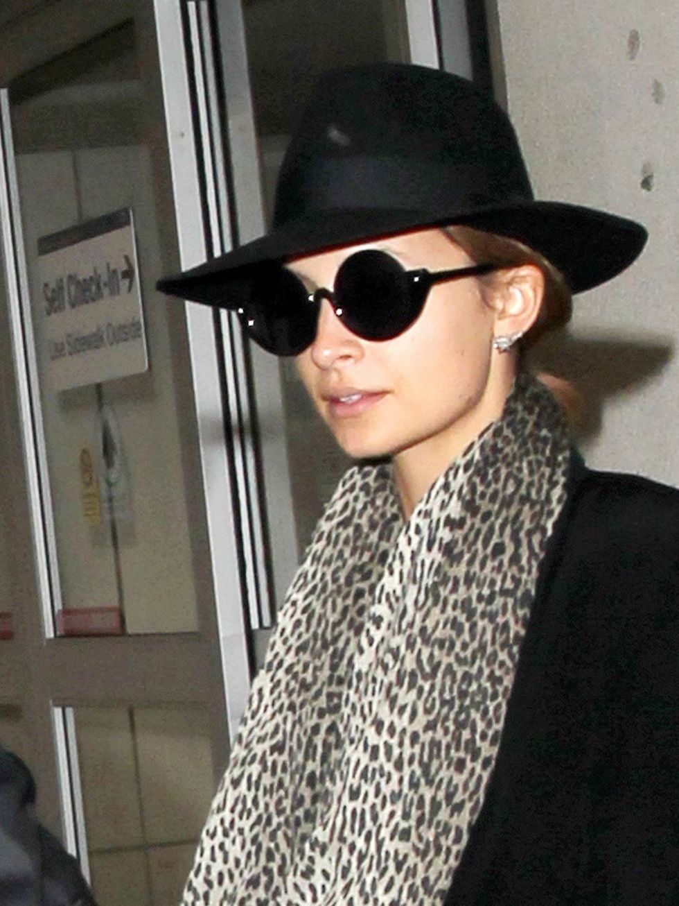 <p><a href="http://www.elleuk.com/star-style/celebrity-style-files/nicole-richie">Nicole Richie</a> sticks to a monochrome palette as she arrives at LAX airport, teaming a wide-brimmed hat with sunglasses and a patterned scarf.</p>