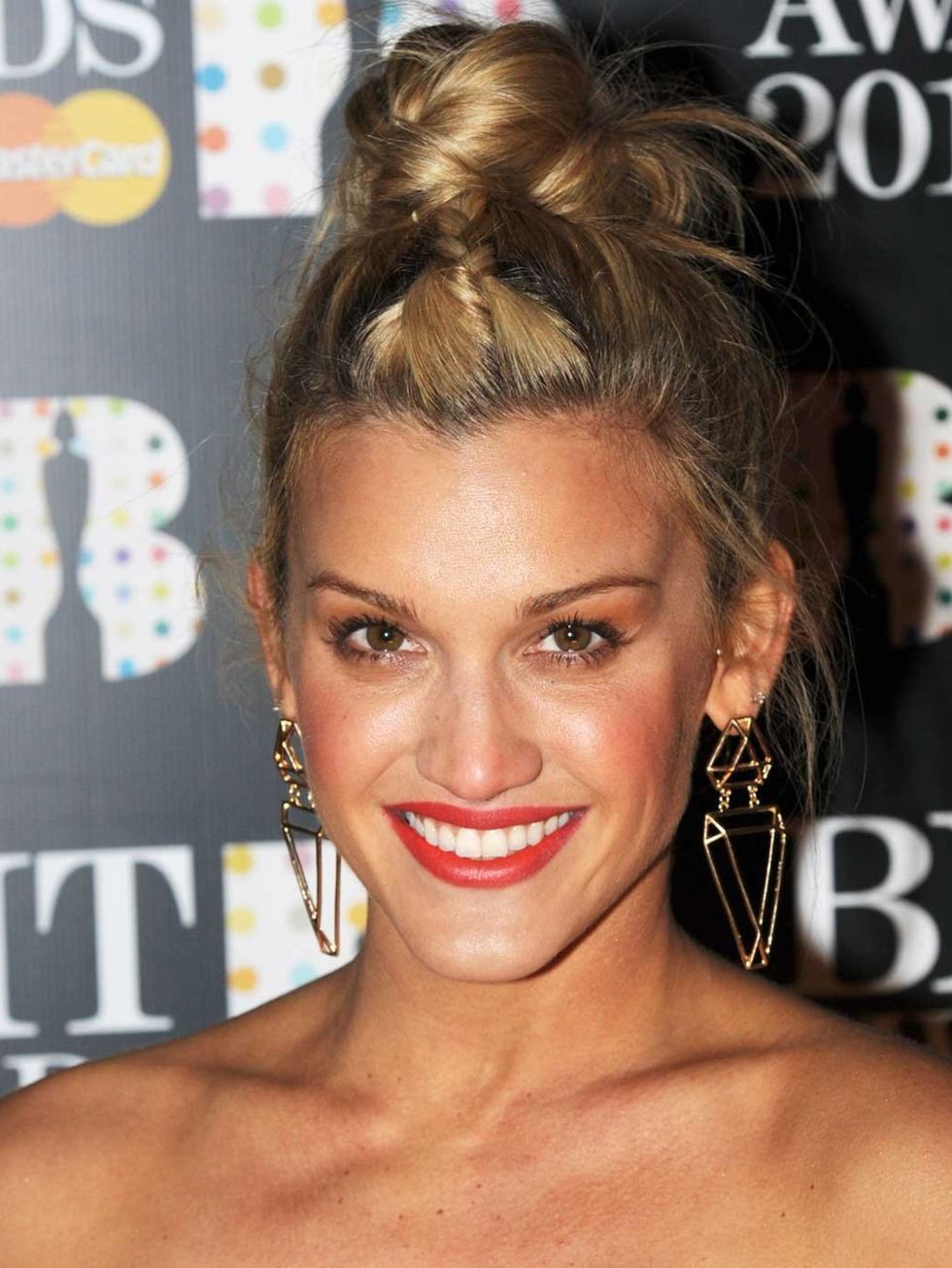 <p>Ashley Roberts adds interest to her messy <a href="http://www.elleuk.com/beauty/ask-elle/how-do-i-perfect-the-dolly-bun">dolly bun</a> with a small braid.</p>