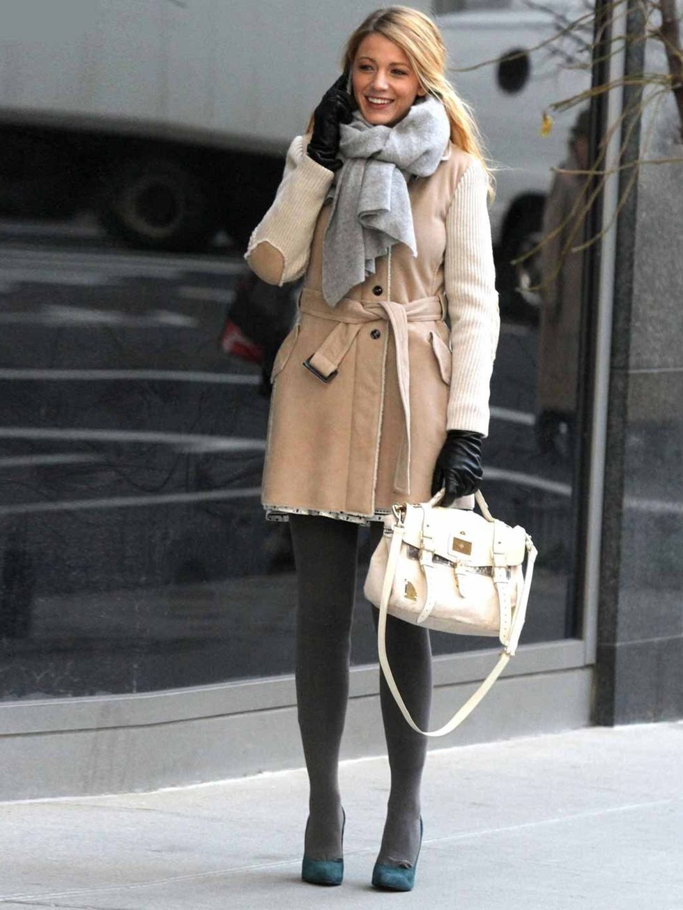 <p>Blake Lively carrying a Mulberry Travel Bag on the set of Gossip Girl.</p>