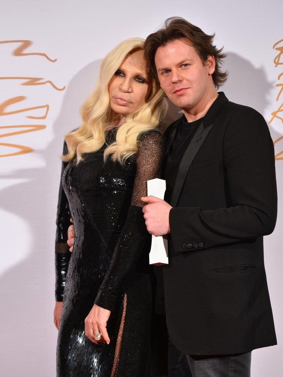 <p><strong>Womenswear Designer of the Year Award</strong></p><p>Christopher Kane poses with his award with Donatella Versace. </p><p><a href="http://www.elleuk.com/star-style/red-carpet/british-fashion-awards-designers-celebrities-kate-moss-rita-ora-daisy