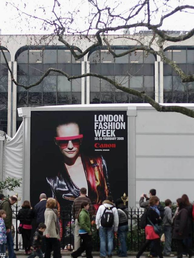 <p>Queue outside of LFW tent in 2009</p>
