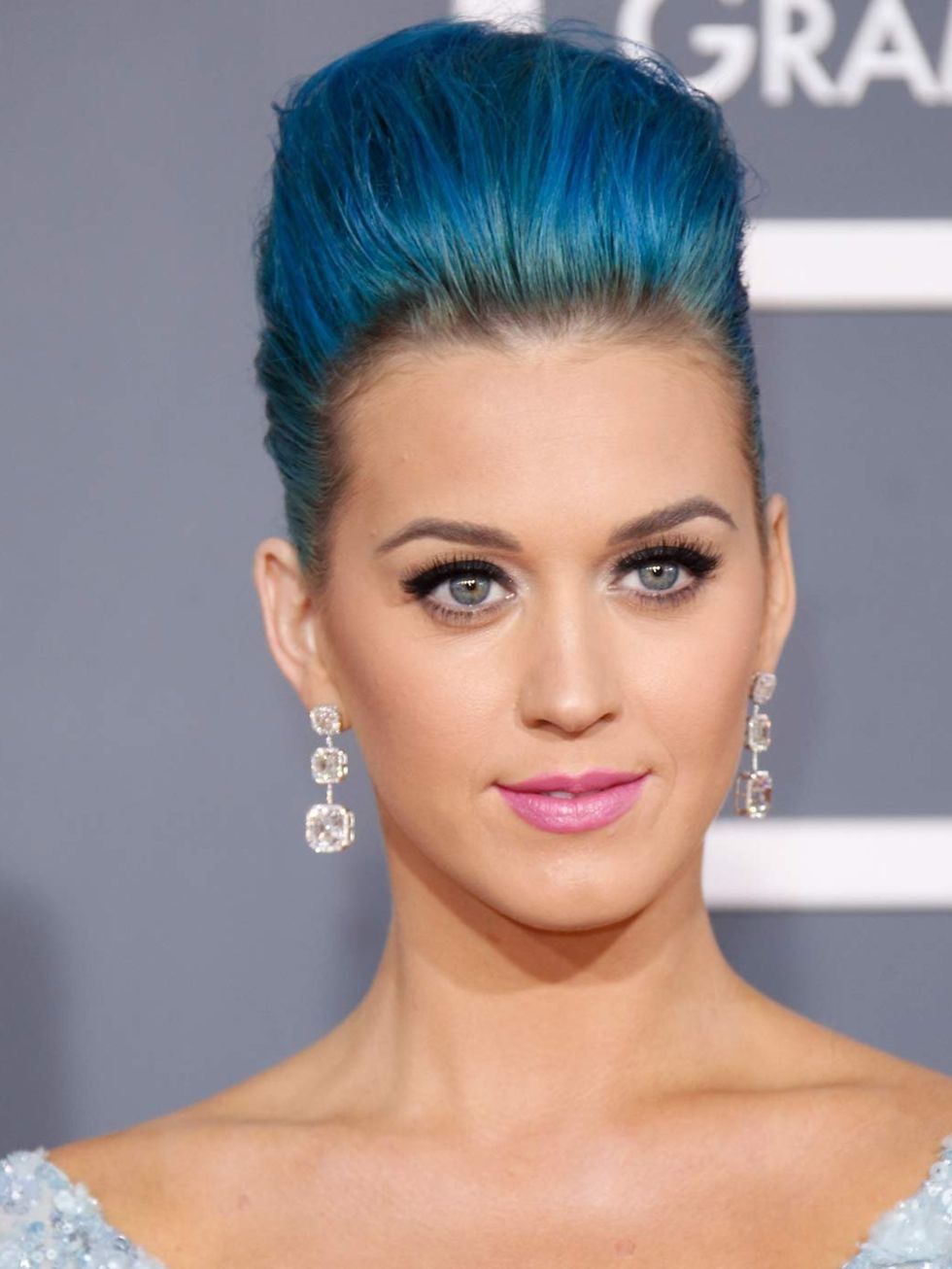 <p>Katy Perry wearing pink lipstick at the Grammy Awards 2012</p>
