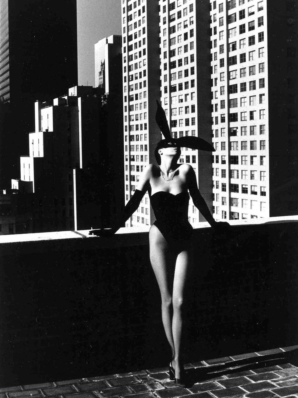 <p>Helmut Newton's famous photograph of the young Peretti</p>