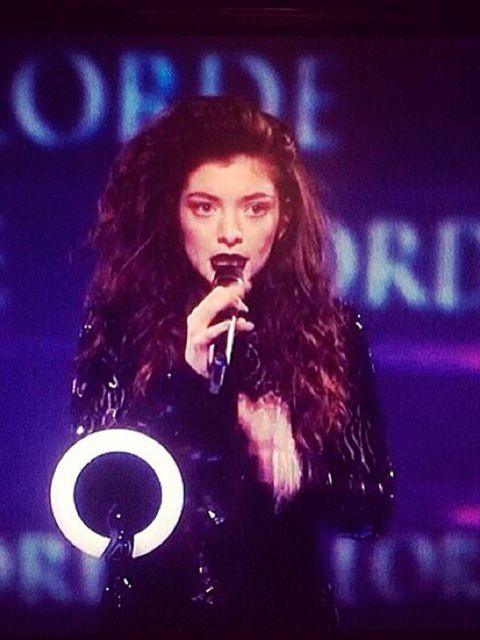 <p>Lorde:</p><p>'my little face when i win a brit. THANKYOU SO MUCH'</p>