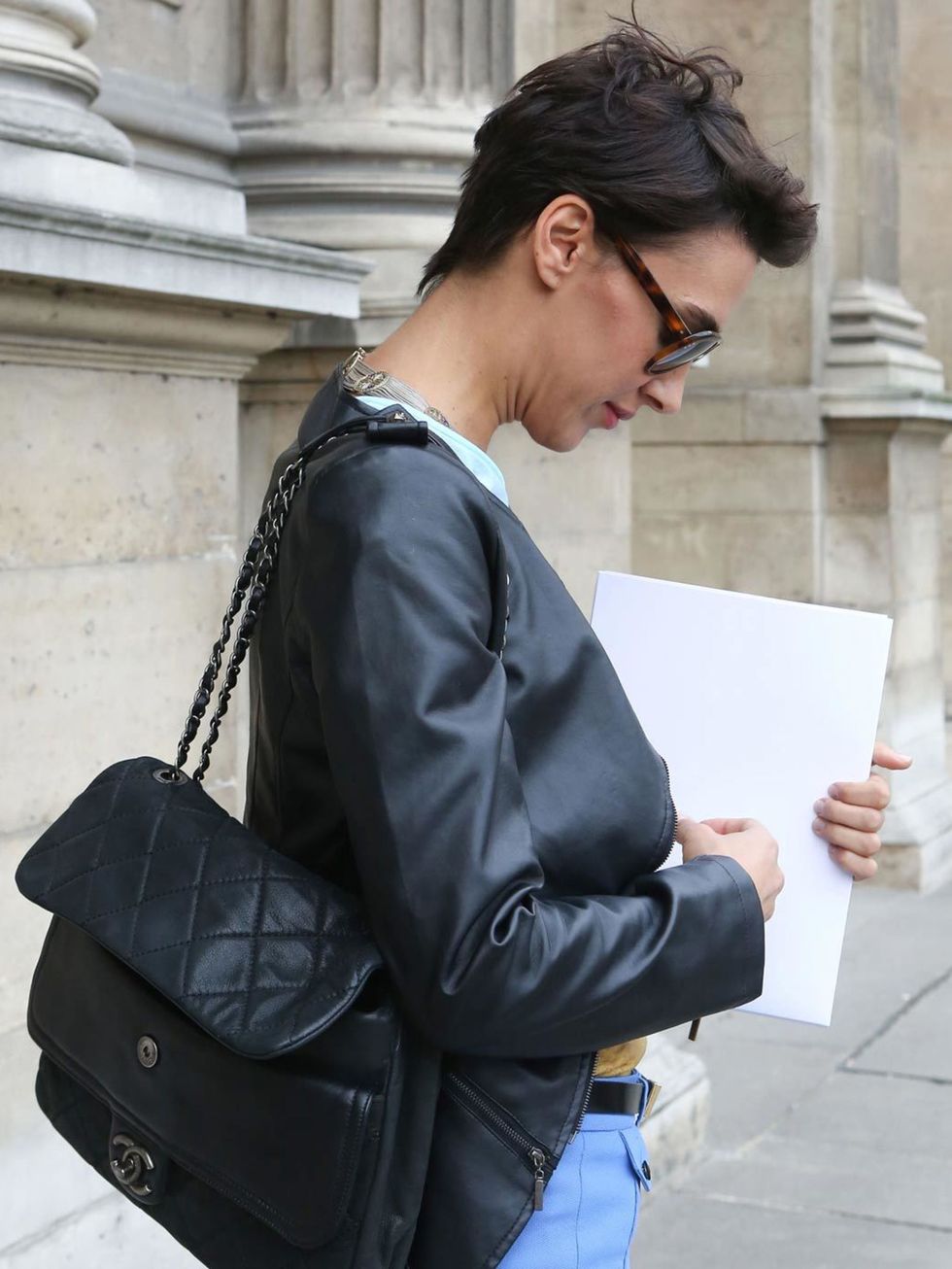 <p>Beautifully cropped hair and a Chanel handbag. J'adore!</p><p><a href="http://www.elleuk.com/style/street-style/paris-fashion-week-sept-oct-2012"></a></p>