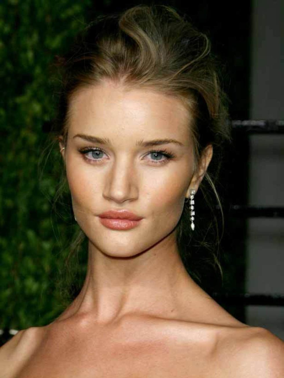 <p><a href="http://www.elleuk.com/starstyle/style-files/%28section%29/rosie-huntington-whiteley/%28offset%29/0/%28img%29/364028">Rosie Huntington-Whiteley at the 2011 Oscars</a></p>