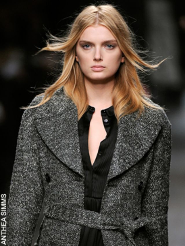 <p>Today <a href="http://features.elleuk.com/fashion_week/63-5-Burberry-Prorsum-autumn-winter-2009.html">Burberry</a> have announced that to mark the 25th anniversary of <a href="/find/%28term%29/london%20fashion%20week">London Fashion week</a> it will sh