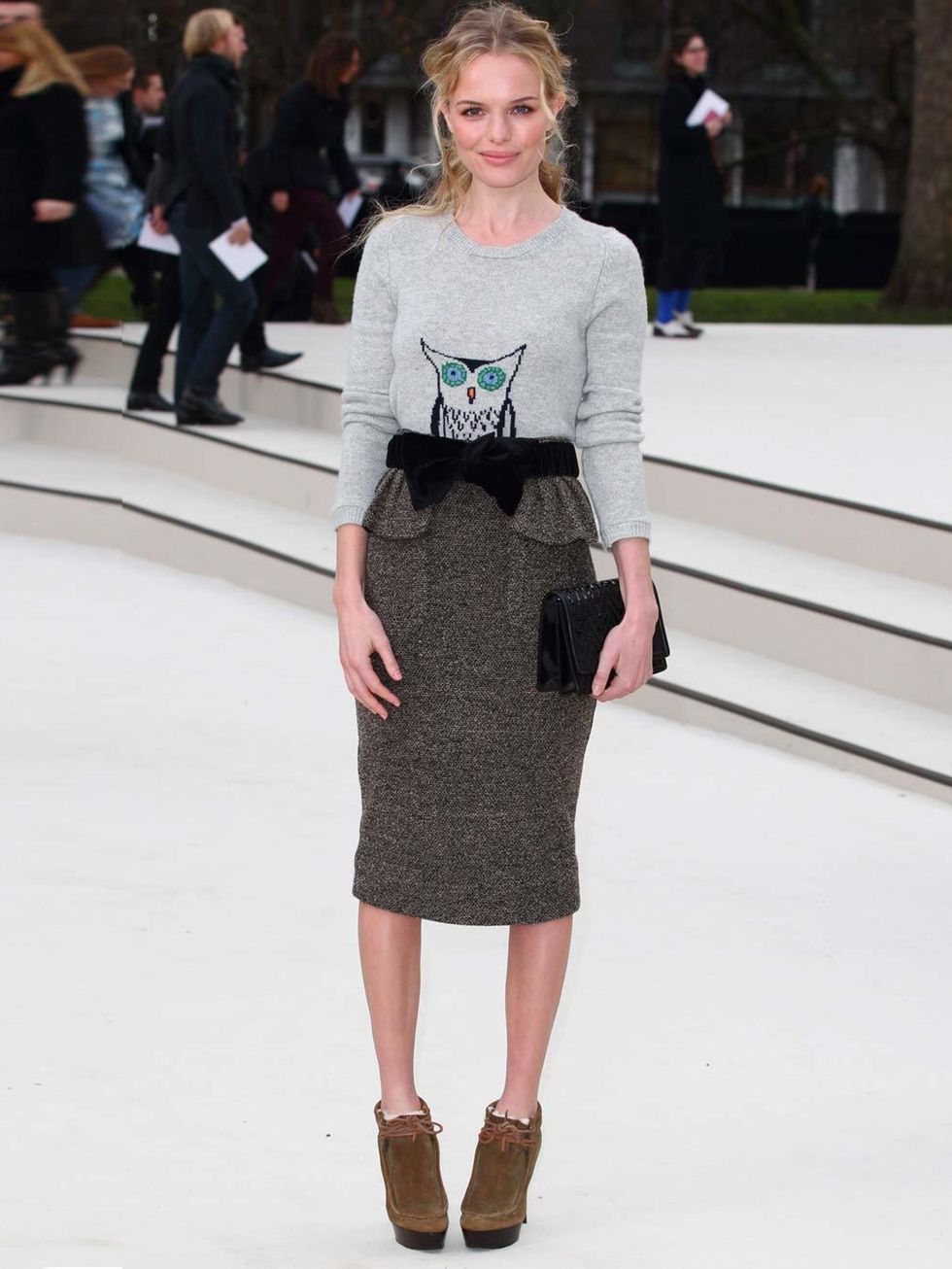 <p><a href="http://www.elleuk.com/star-style/celebrity-style-files/kate-bosworth">Kate Bosworth</a> wearing a bow belt with a knitted pencil skirt and printed sweater at the <a href="http://www.elleuk.com/catwalk/designer-a-z/burberry-prorsum/autumn-winte