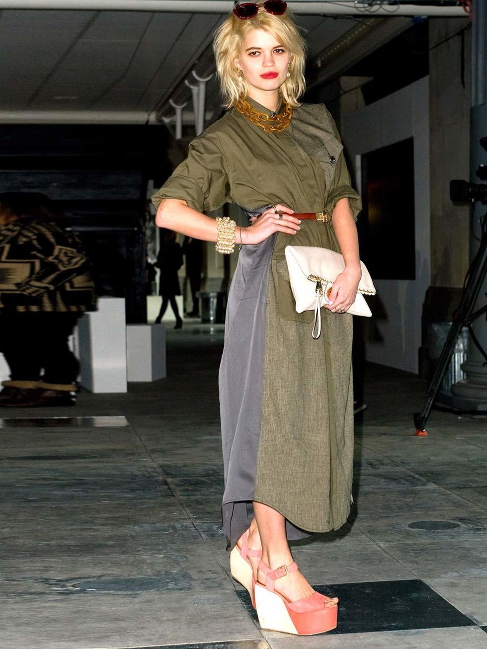 <p><a href="http://www.elleuk.com/star-style/celebrity-style-files/pixie-geldof">Pixie Geldof</a> pairing her khaki shirt dress with a leather belt at the <a href="http://www.elleuk.com/catwalk/designer-a-z/unique/autumn-winter-2012">Topshop Unique autumn
