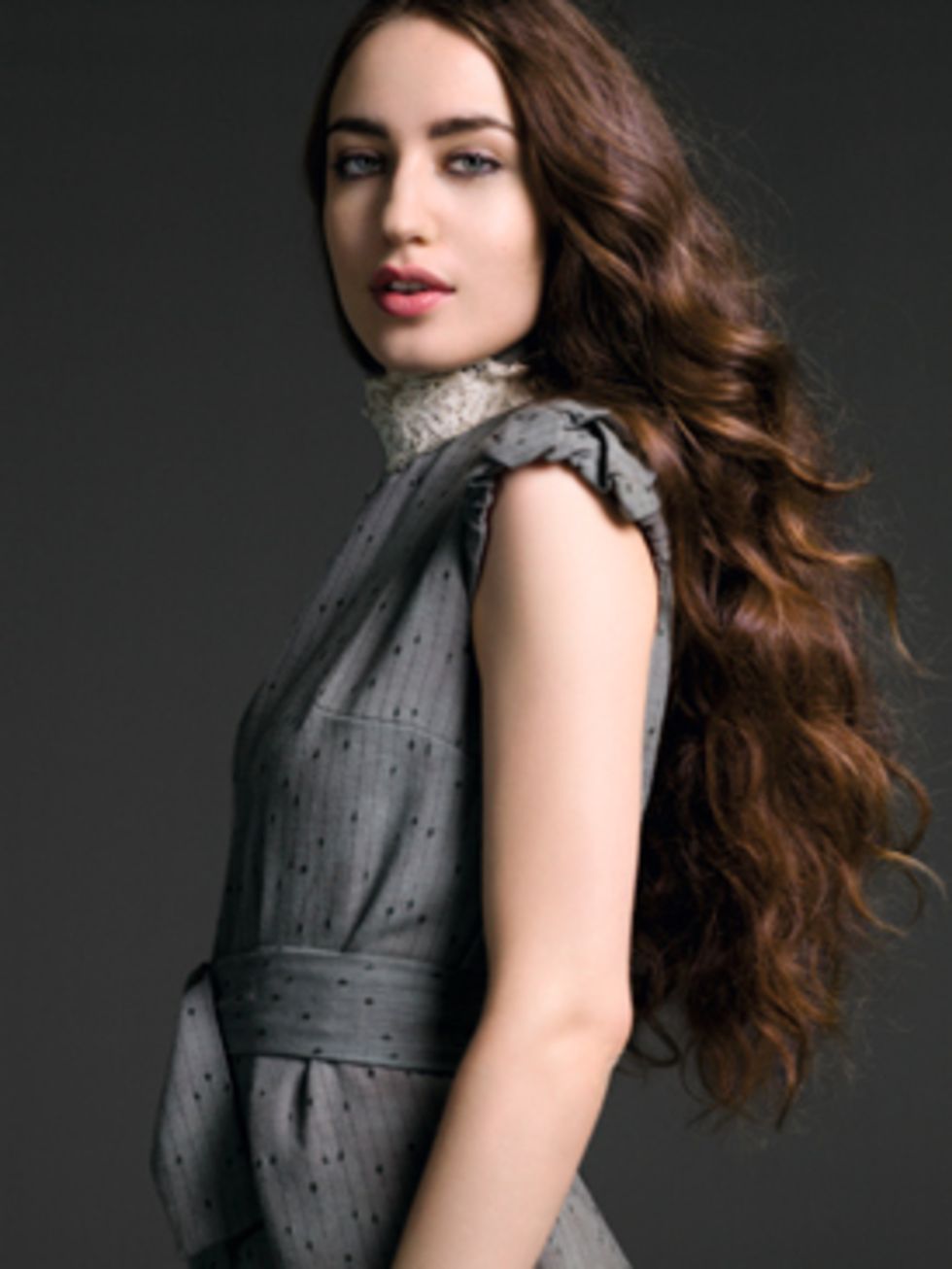 <p>Elizabeth Jagger wears grey dress with lace neck by Fiona Rose.</p>