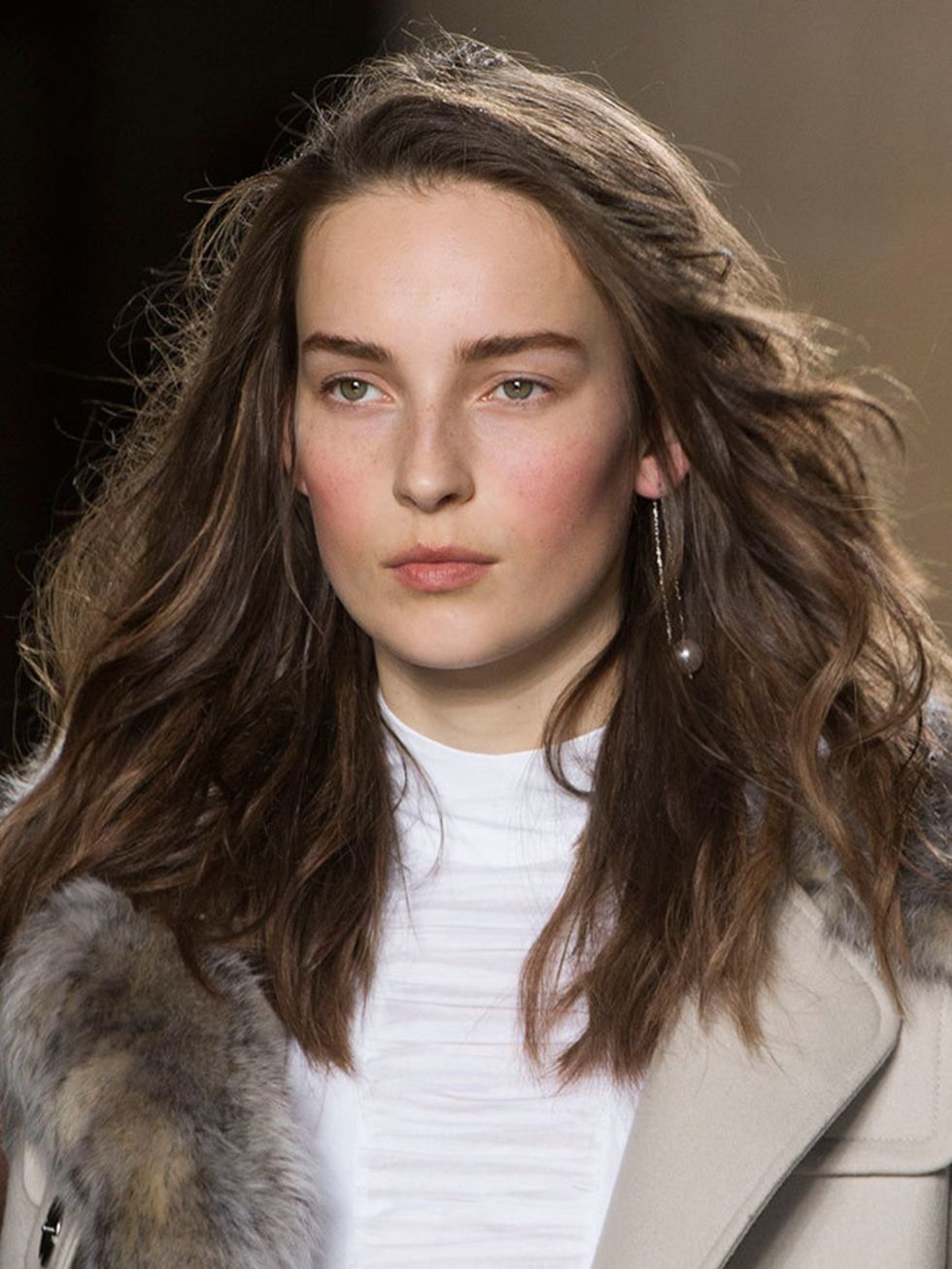 <p><a href="http://www.elleuk.com/catwalk/unique/autumn-winter-2015"><strong>Topshop Unique</strong></a></p>

<p>The look: Windswept mane</p>

<p>Hair stylist: Anthony Turner for LOréal Professionnel</p>

<p>Key products: LOreal Professionnel TecniART P