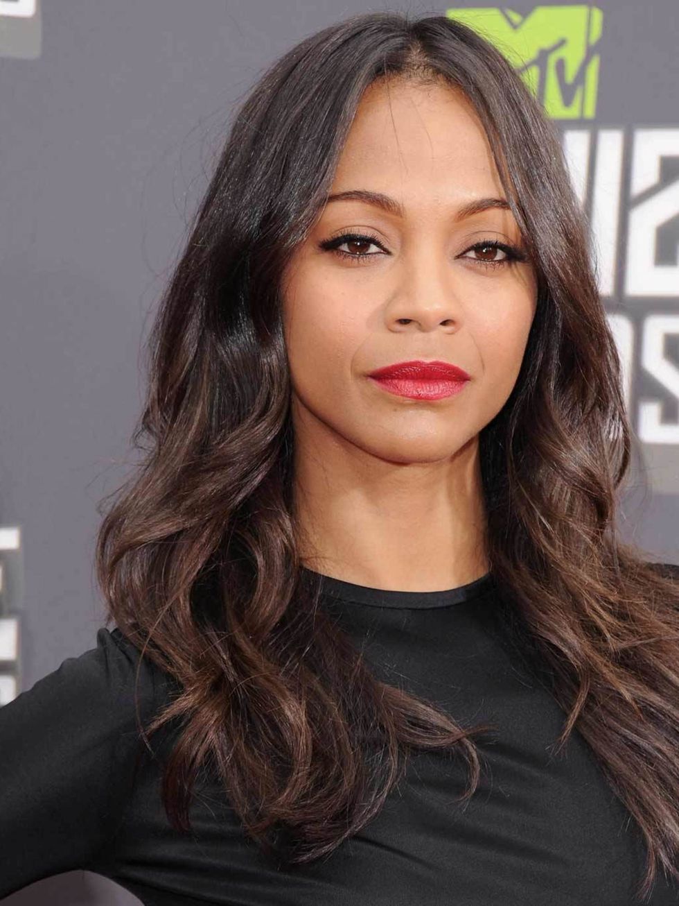 <p><strong>Zoe Saldana</strong></p><p>Zoe teamed tousled soft waves with a bold tomato hued lip, matte complexion and a slick of liquid black eyeliner. A signature classic look.</p>
