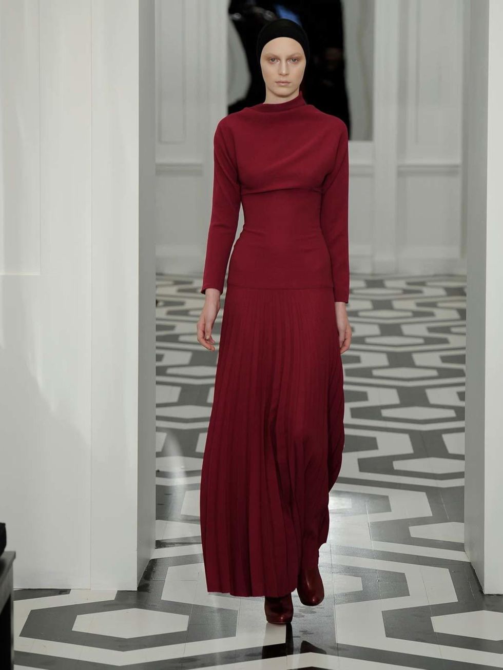 <p><a href="http://www.elleuk.com/catwalk/designer-a-z/victoria-beckham/autumn-winter-2011/collection">AW11</a></p><p>This is a clever dress because it's fluid and structured at the same time.</p><p>I've recently become a huge fan of a long dress (prefera