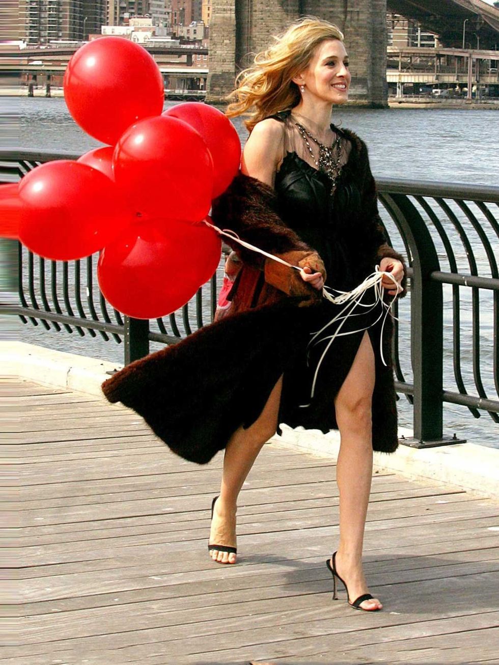 <p>Sarah Jessica Parker strides across Brooklyn Bridge in a pair of Manolo Blahnik heels.</p>