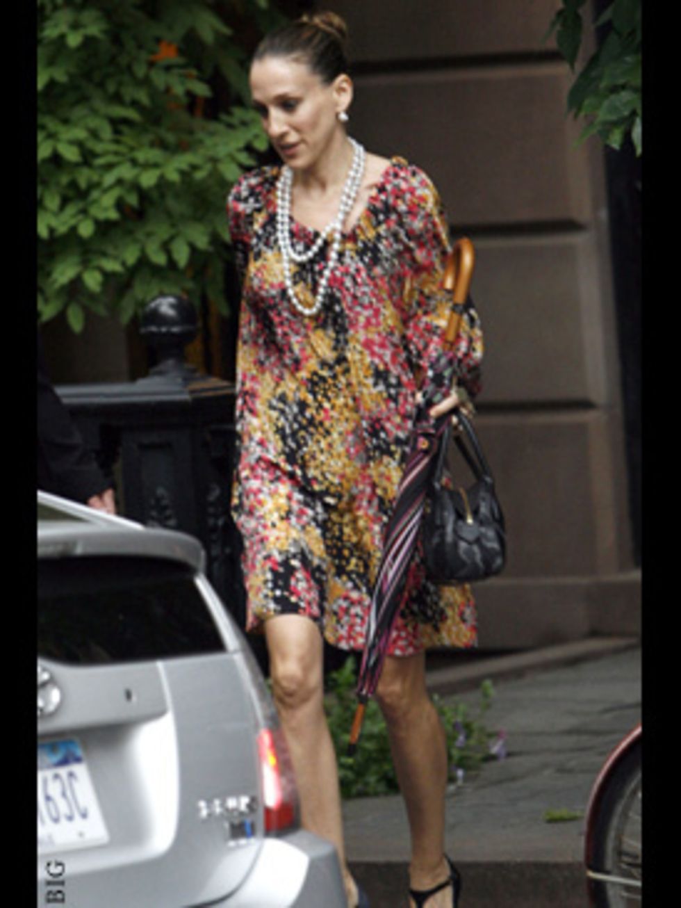 <p>SJP works her 'Carrie' pearls in New York</p>