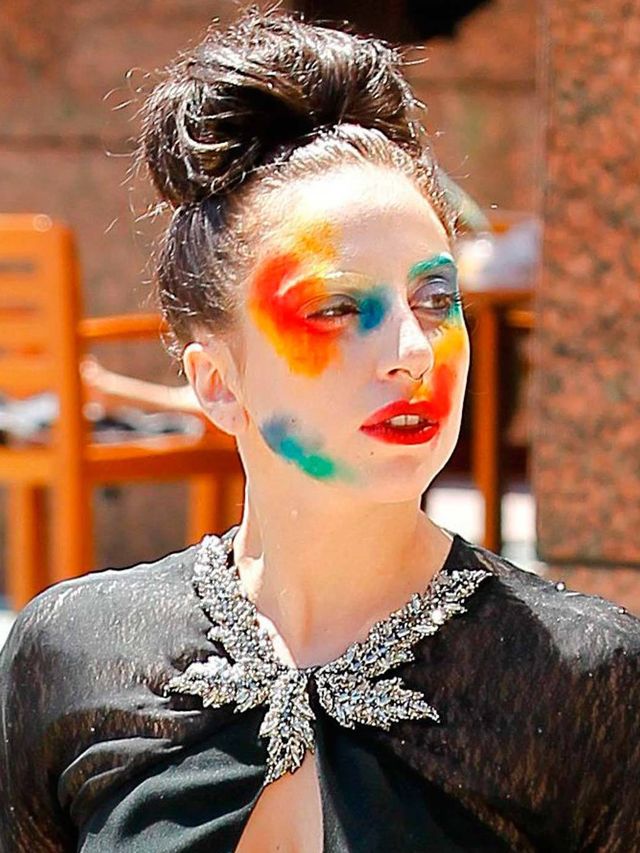 1376390424-lady-gaga-steps-out-with-applause-single-make-up