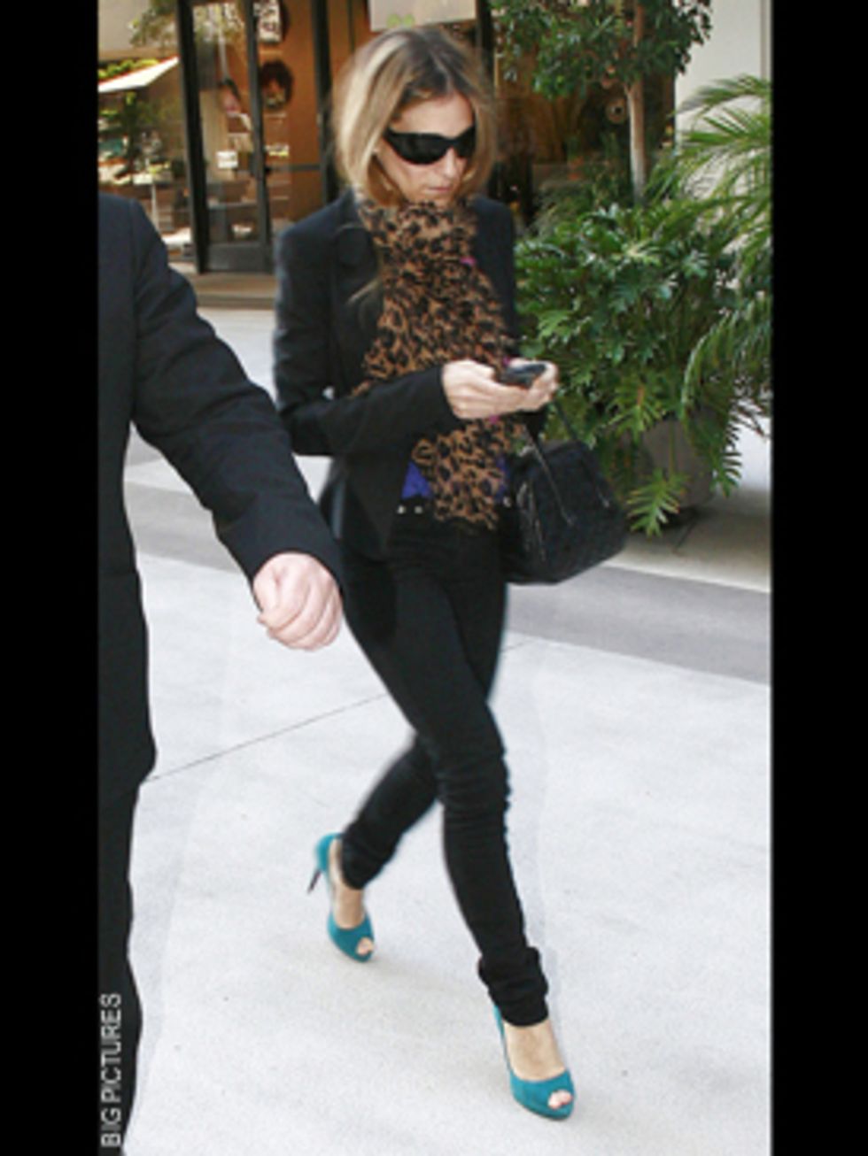 <p>Whilst off- duty from the filming of The SATC movie SJP rocks Louis Vuitton's sell out leopard print scarf.</p>