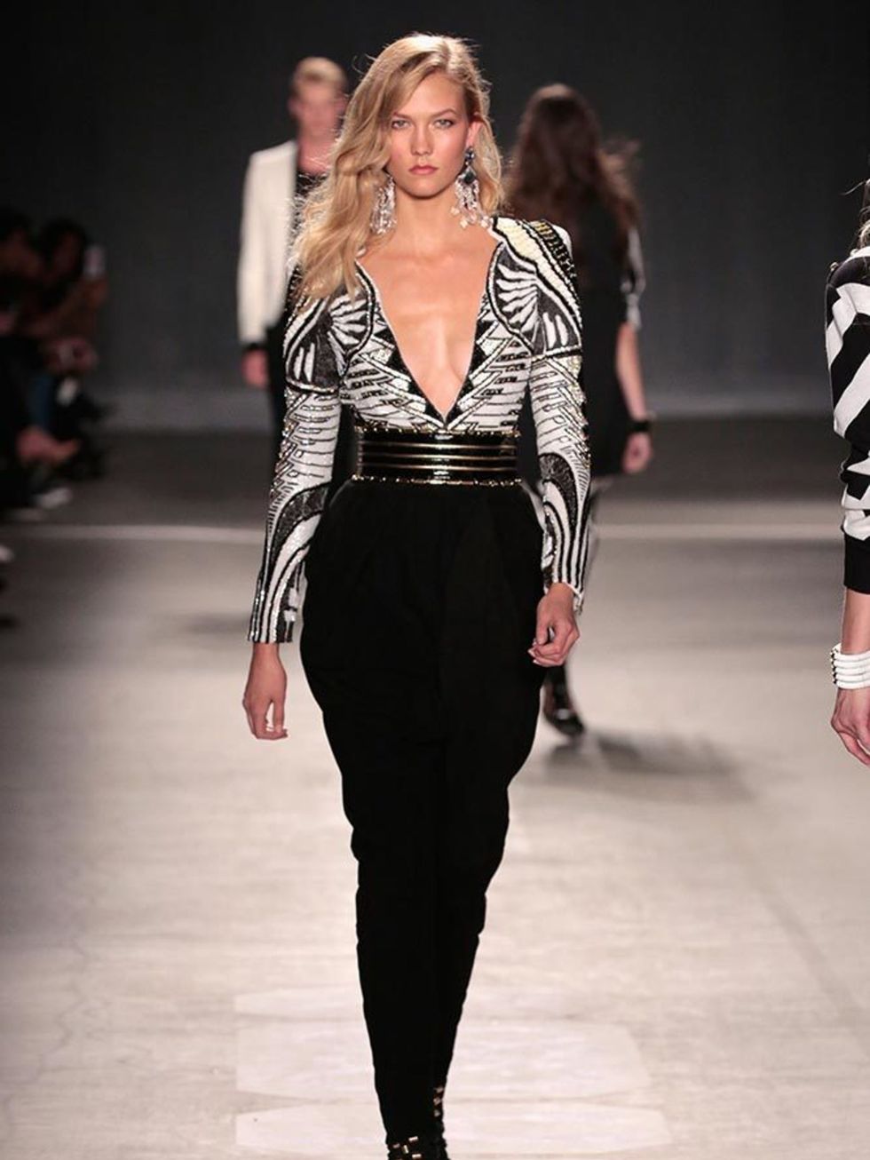 <p>Karlie Kloss walks in the H&M x Balmain catwalk show.</p>
