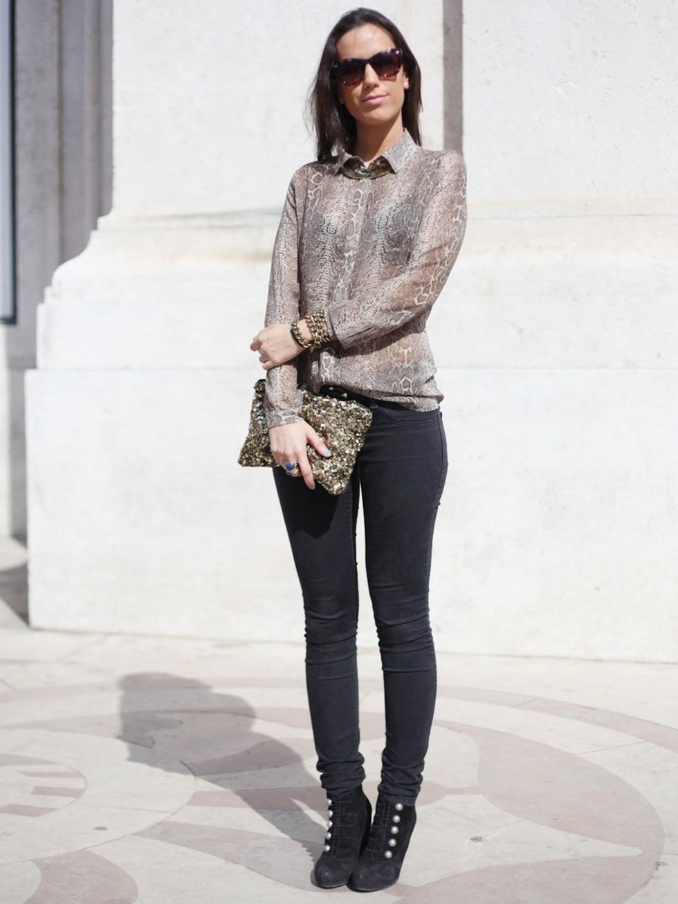<p>Sara, Blogger.Vintage shirt and shoes, Zara clutch.</p>