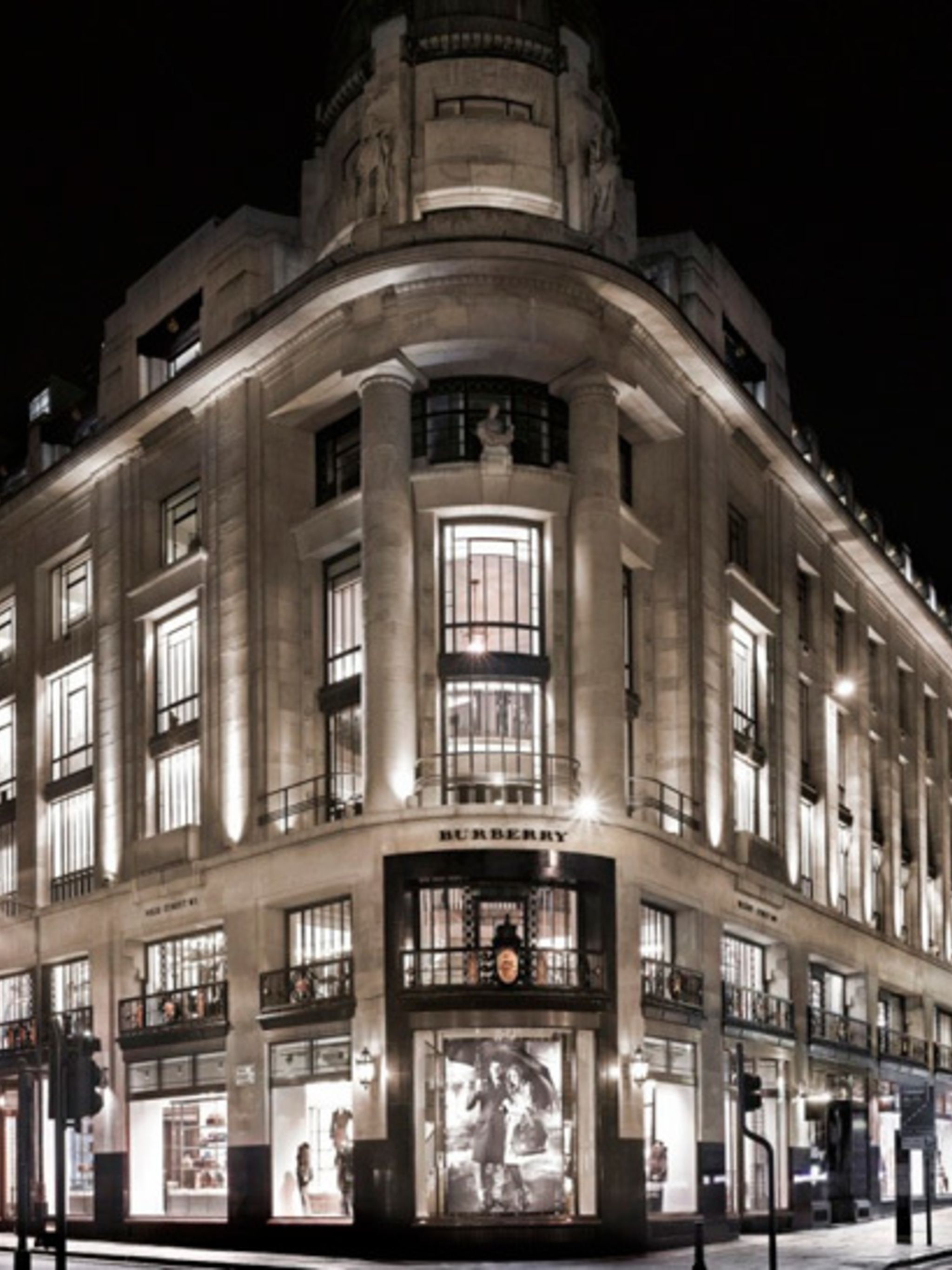 De Alpen Subjectief Dek de tafel Burberry have opened a brand new store on London's Regent Street, and it's  going to blow your mind | ELLE UK