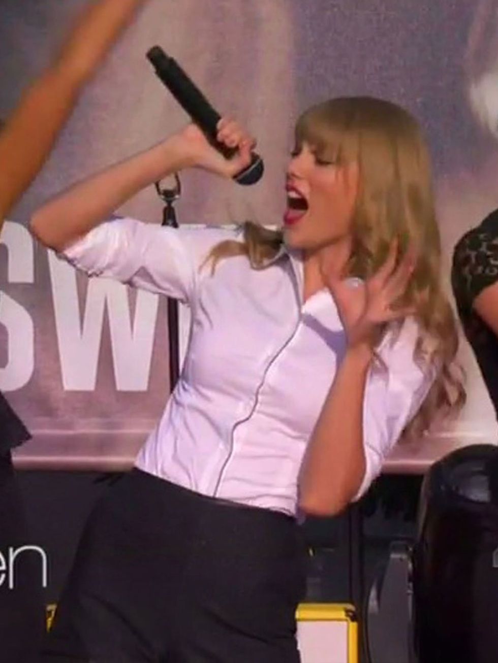 <p>Taylor Swift performs on the Ellen DeGeneres show</p>