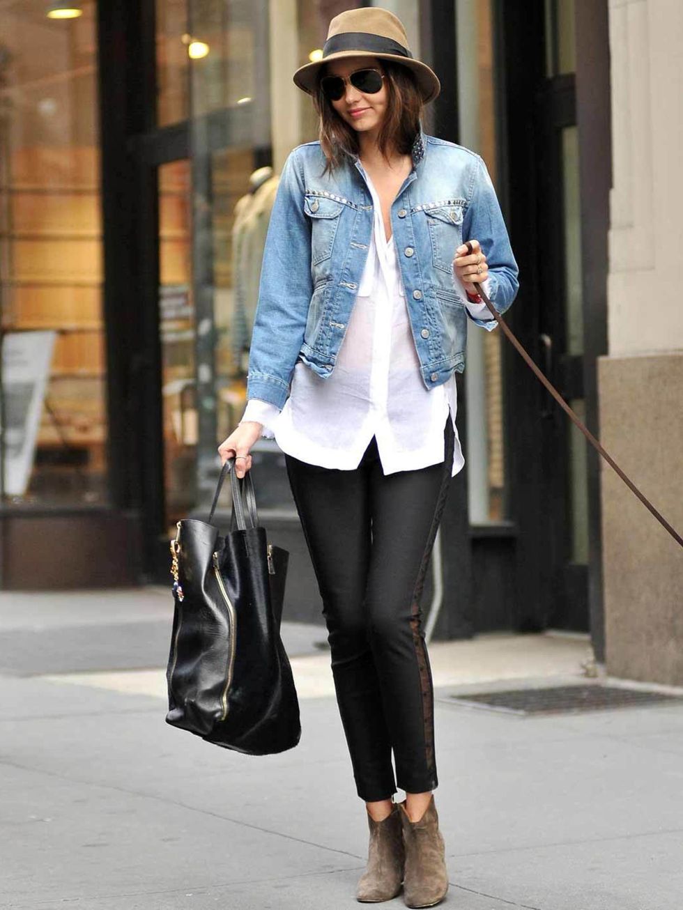 <p>Miranda Kerr is off-duty cool in a long line white shirt and denim jacket.</p>